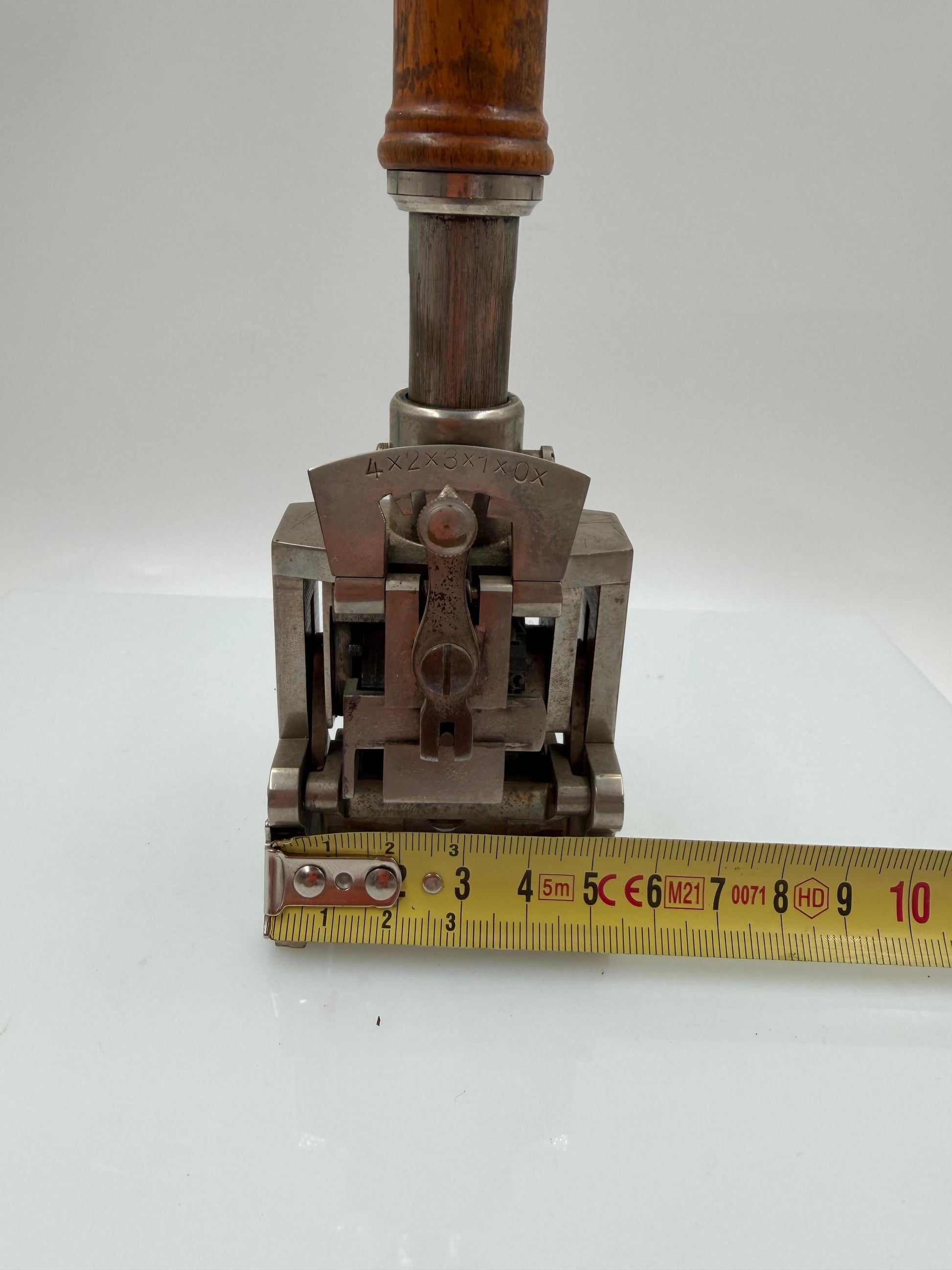 Vintage Nummernstempel Globe mit Holzgriff und Stahlmechanik