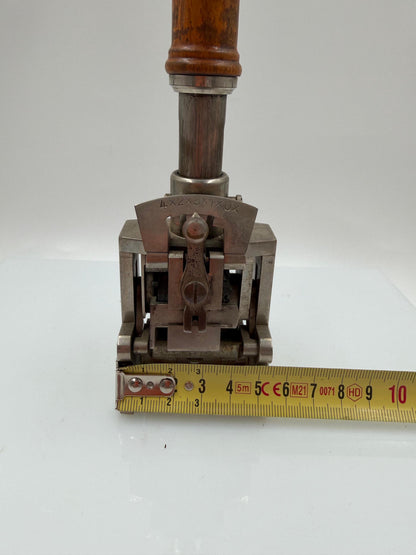 Vintage Nummernstempel Globe mit Holzgriff und Stahlmechanik