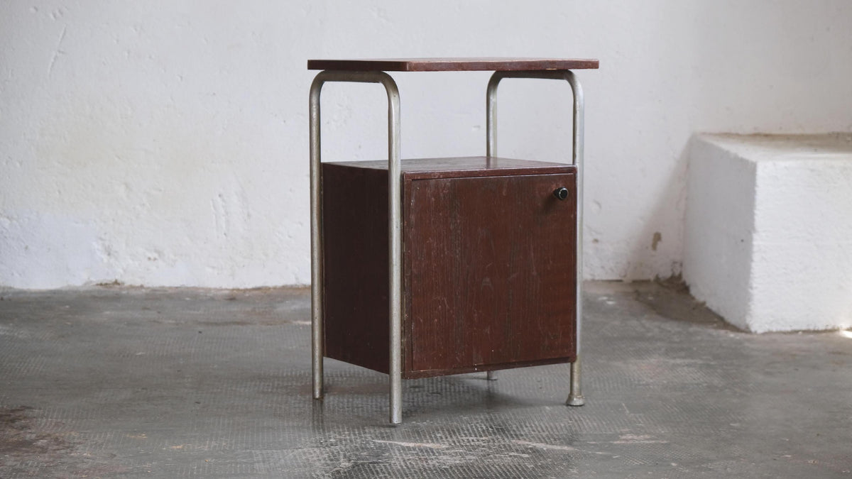 Bauhaus Nachttisch aus Stahlrohr, restaurierungsbedürftig