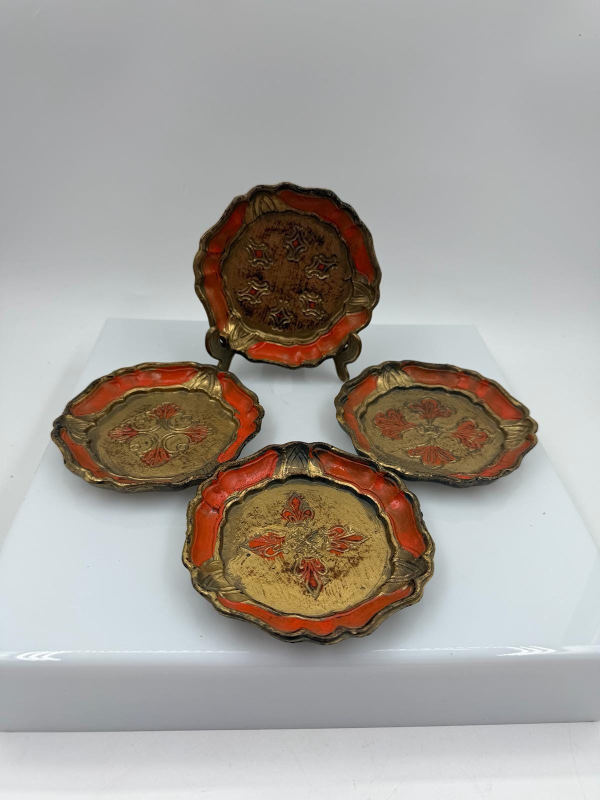 Set von 4 Vintage Untersetzer im Florentiner Stil Gold Rot vergoldetes Holz Made in Italy