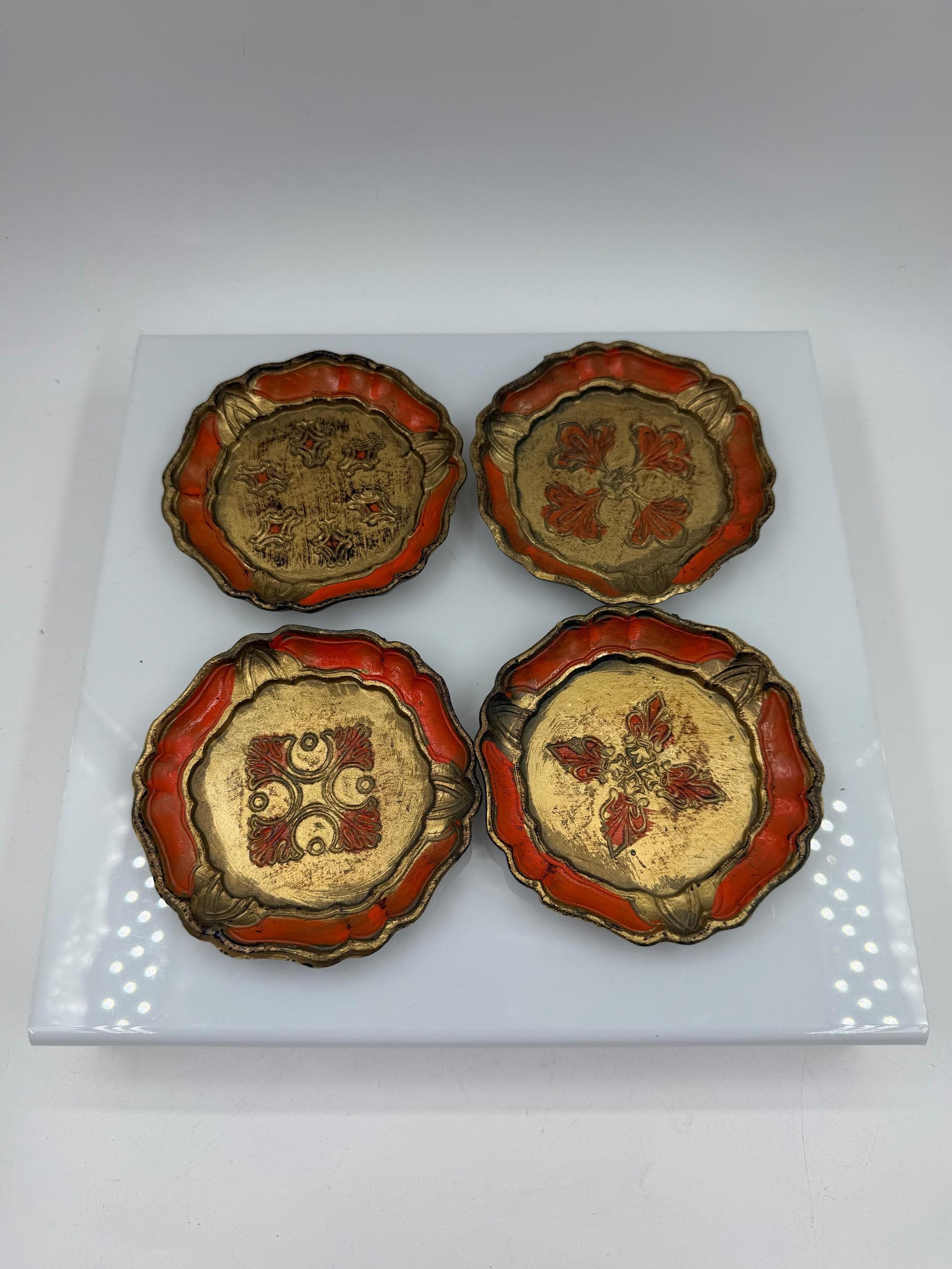 Set von 4 Vintage Untersetzer im Florentiner Stil Gold Rot vergoldetes Holz Made in Italy