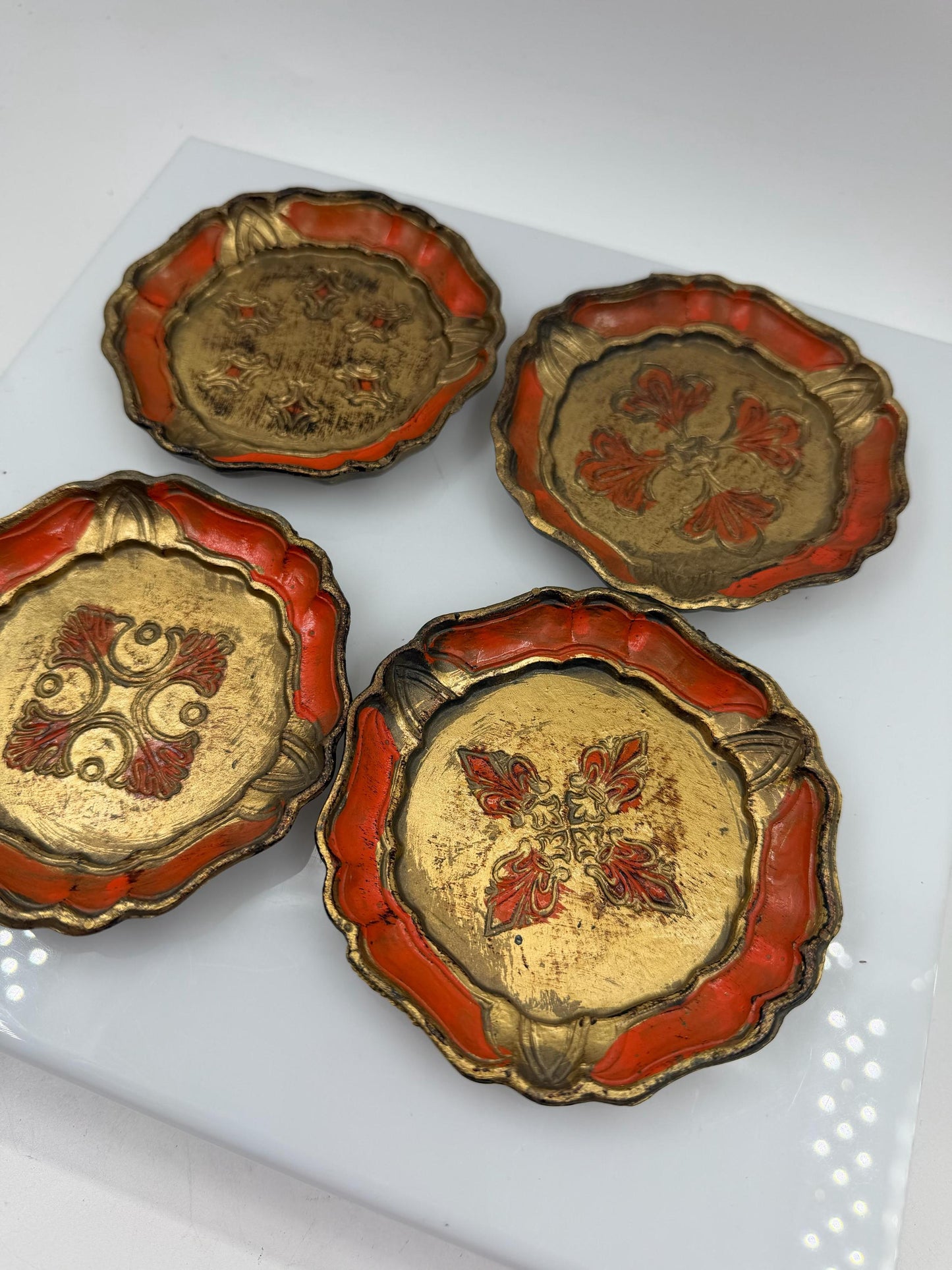 Set von 4 Vintage Untersetzer im Florentiner Stil Gold Rot vergoldetes Holz Made in Italy