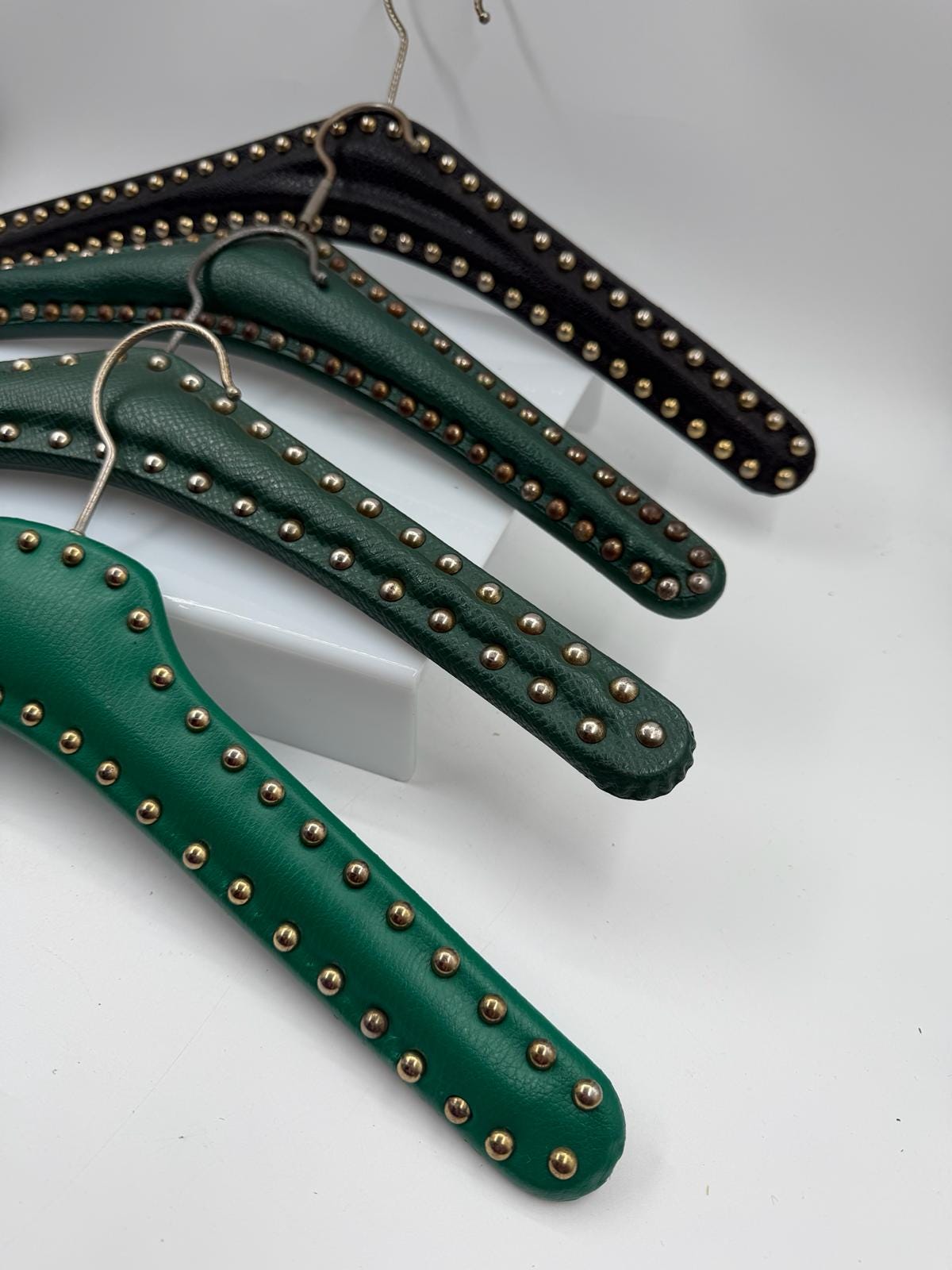 Vintage Kleiderbügel Set aus Kunstleder mit Nieten in Grün und Schwarz