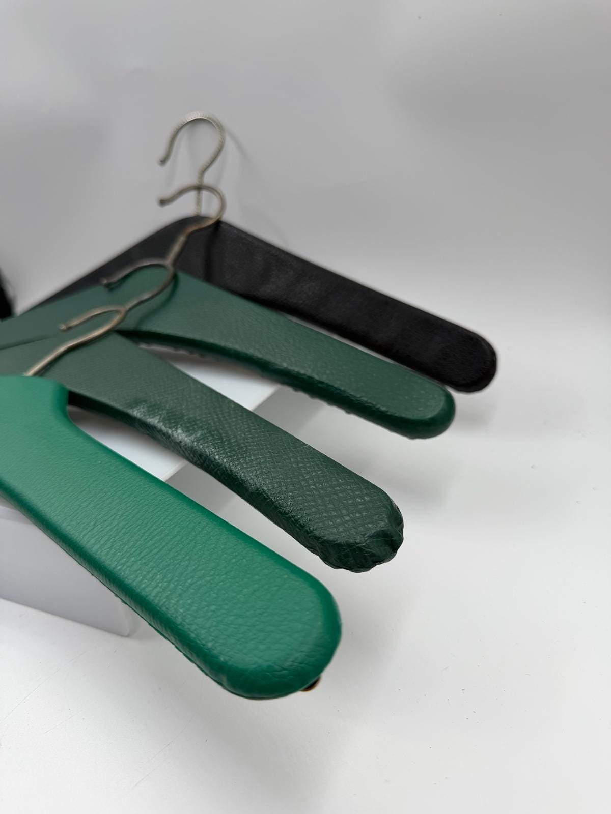 Vintage Kleiderbügel Set aus Kunstleder mit Nieten in Grün und Schwarz