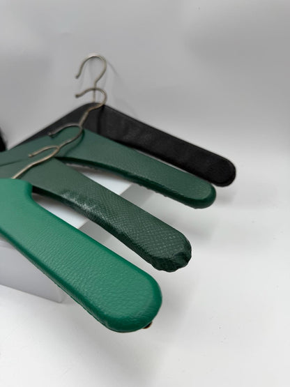 Vintage Kleiderbügel Set aus Kunstleder mit Nieten in Grün und Schwarz