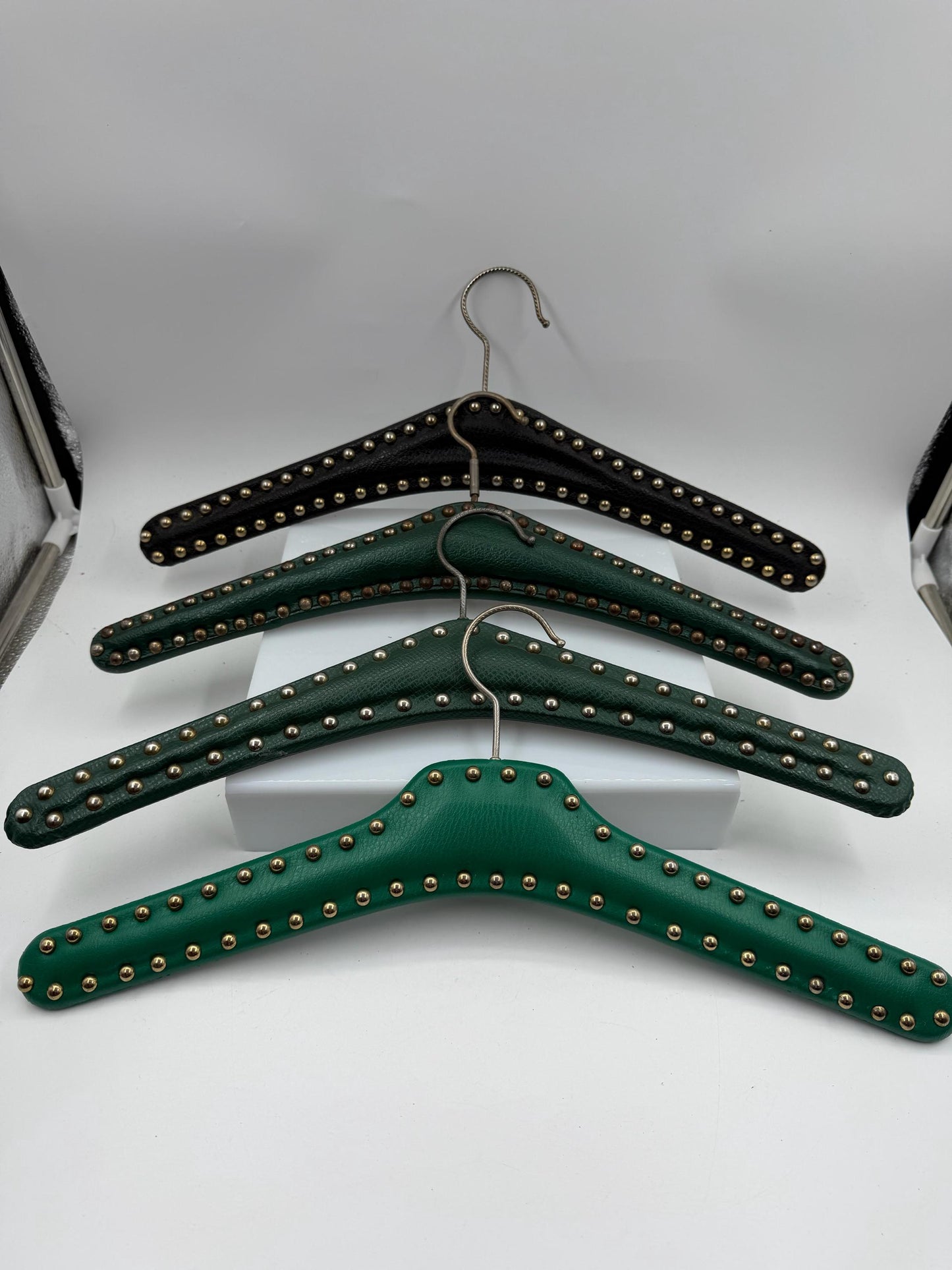 Vintage Kleiderbügel Set aus Kunstleder mit Nieten in Grün und Schwarz