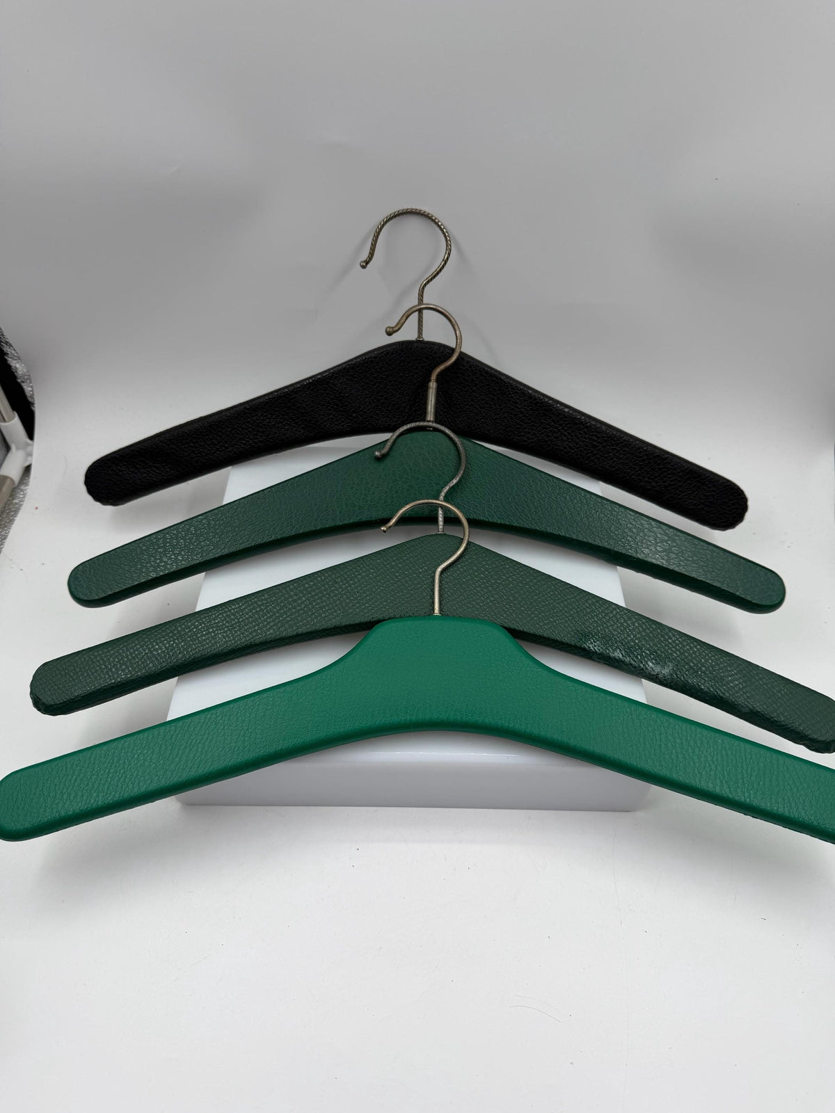 Vintage Kleiderbügel Set aus Kunstleder mit Nieten in Grün und Schwarz