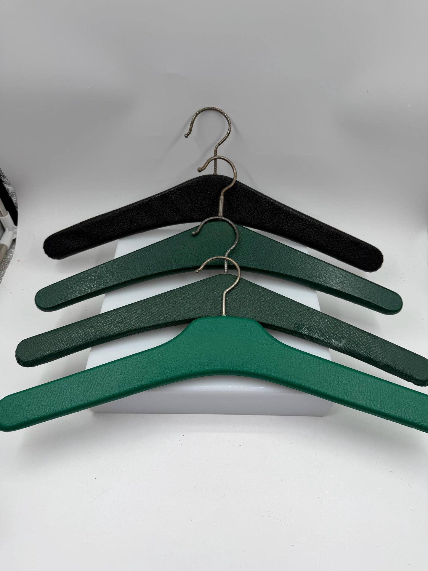 Vintage Kleiderbügel Set aus Kunstleder mit Nieten in Grün und Schwarz