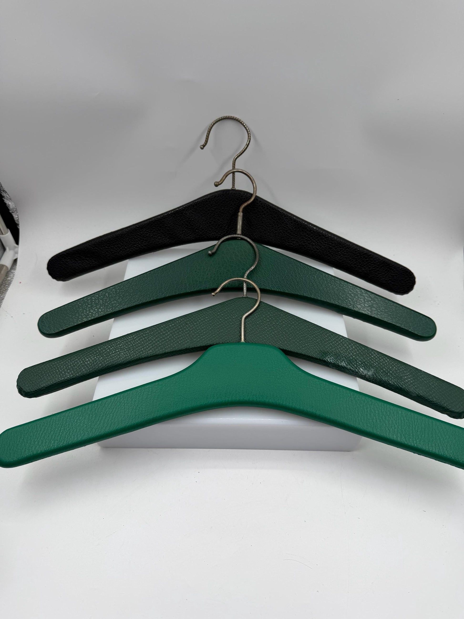 Vintage Kleiderbügel Set aus Kunstleder mit Nieten in Grün und Schwarz