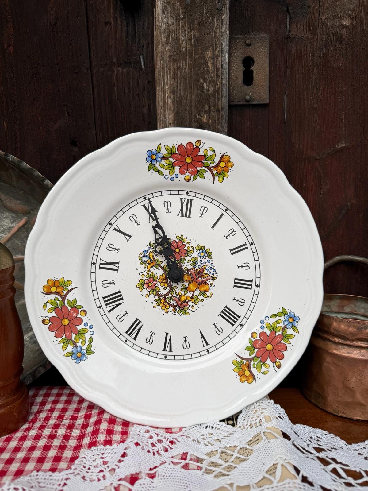 Vintage Keramik Wanduhr Weiß Floral Landhausstil mit Römischen Ziffern