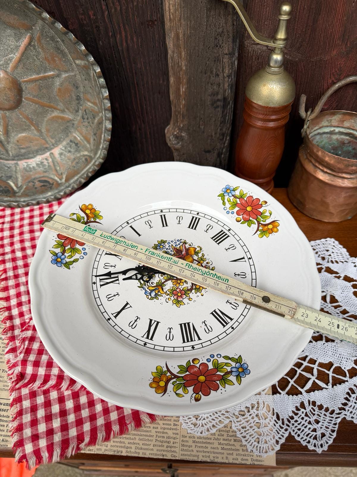 Vintage Keramik Wanduhr Weiß Floral Landhausstil mit Römischen Ziffern