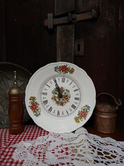 Vintage Keramik Wanduhr Weiß Floral Landhausstil mit Römischen Ziffern
