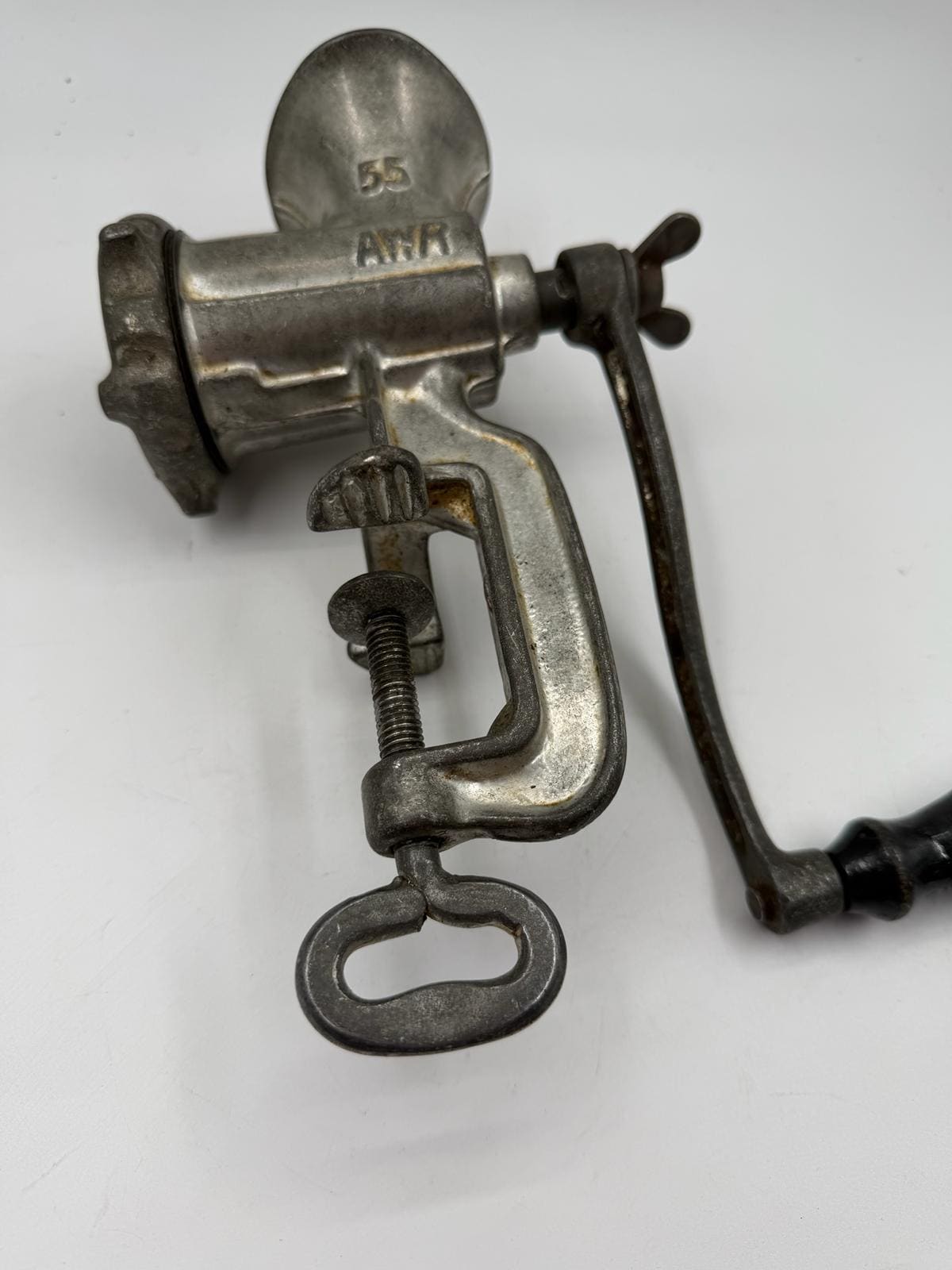 Vintage Fleischwolf "AWR No. 55" aus Gusseisen mit Tischklemme und Handkurbel