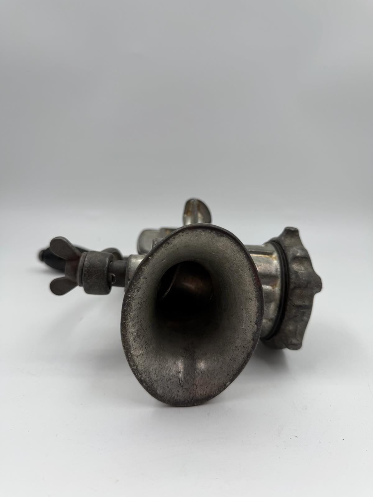 Vintage Fleischwolf "AWR No. 55" aus Gusseisen mit Tischklemme und Handkurbel