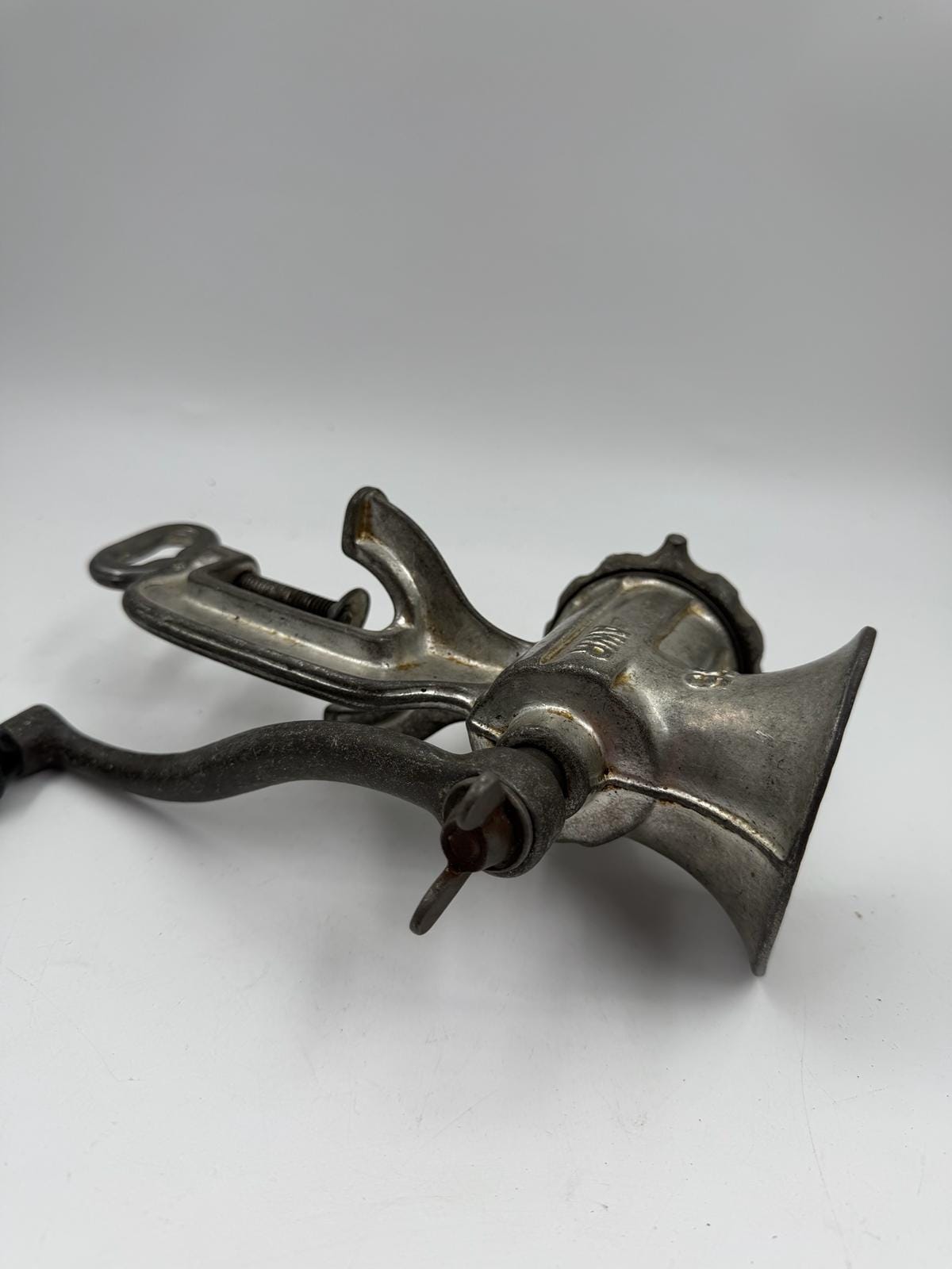 Vintage Fleischwolf "AWR No. 55" aus Gusseisen mit Tischklemme und Handkurbel