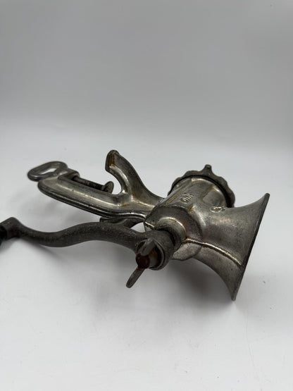 Vintage Fleischwolf "AWR No. 55" aus Gusseisen mit Tischklemme und Handkurbel