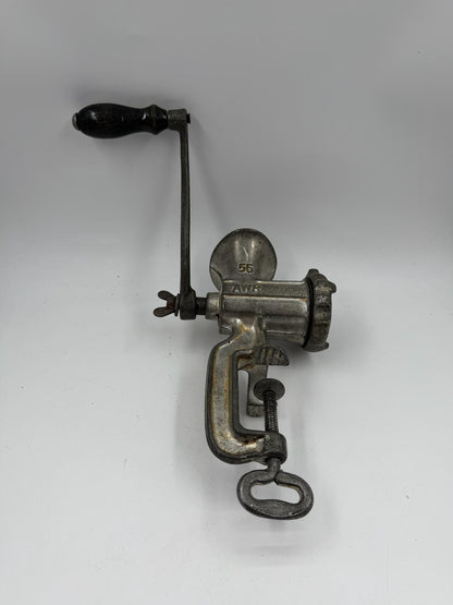 Vintage Fleischwolf "AWR No. 55" aus Gusseisen mit Tischklemme und Handkurbel