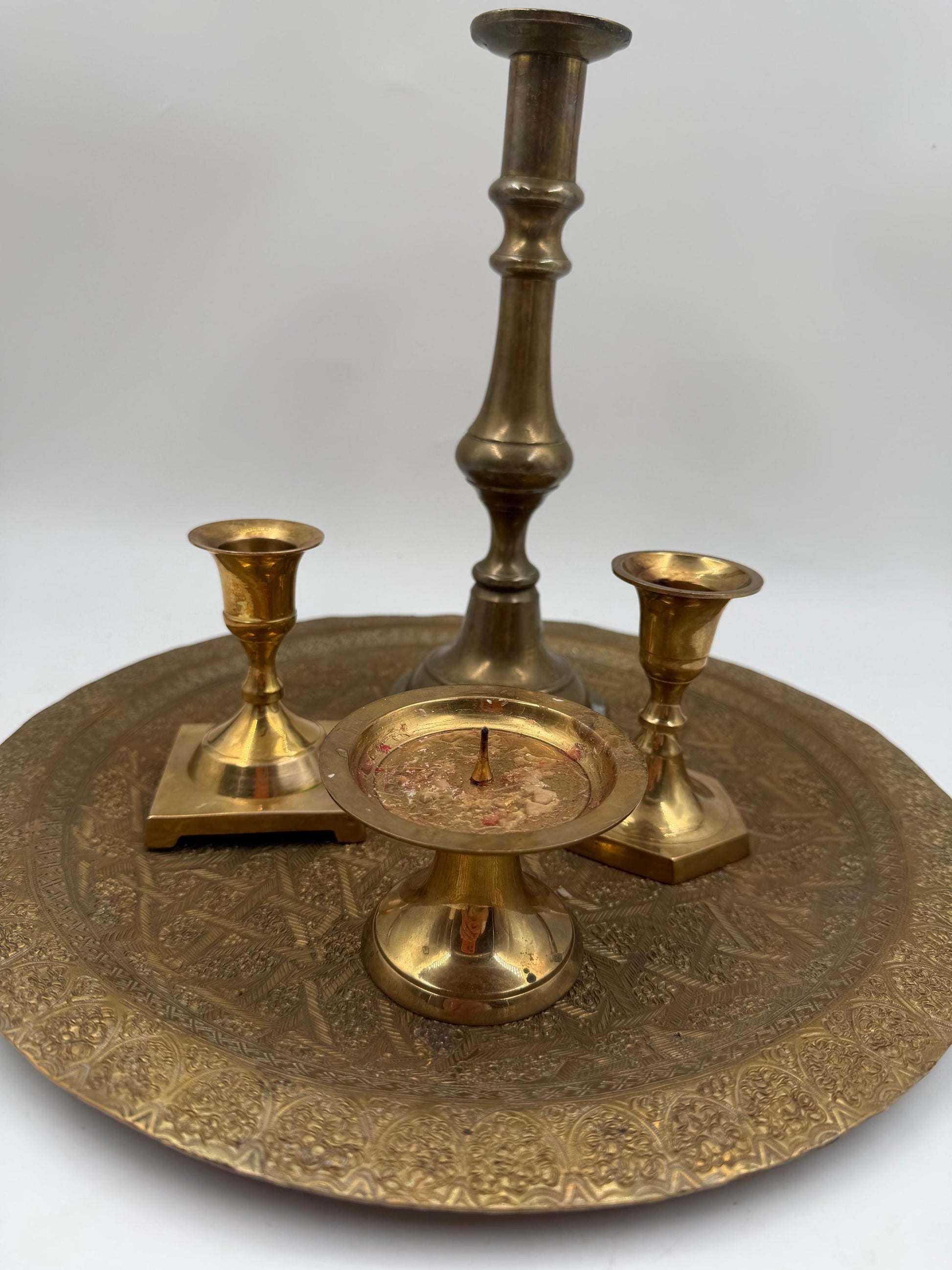 Vintage Kerzenhalter-Set mit graviertem Messingtablett