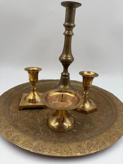Vintage Kerzenhalter-Set mit graviertem Messingtablett