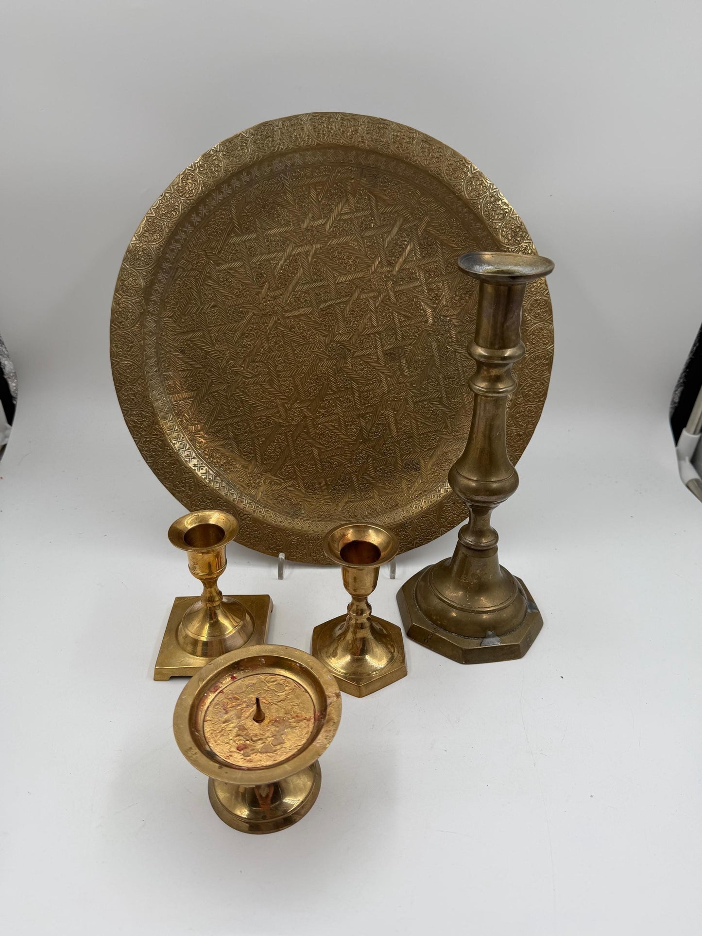 Vintage Kerzenhalter-Set mit graviertem Messingtablett