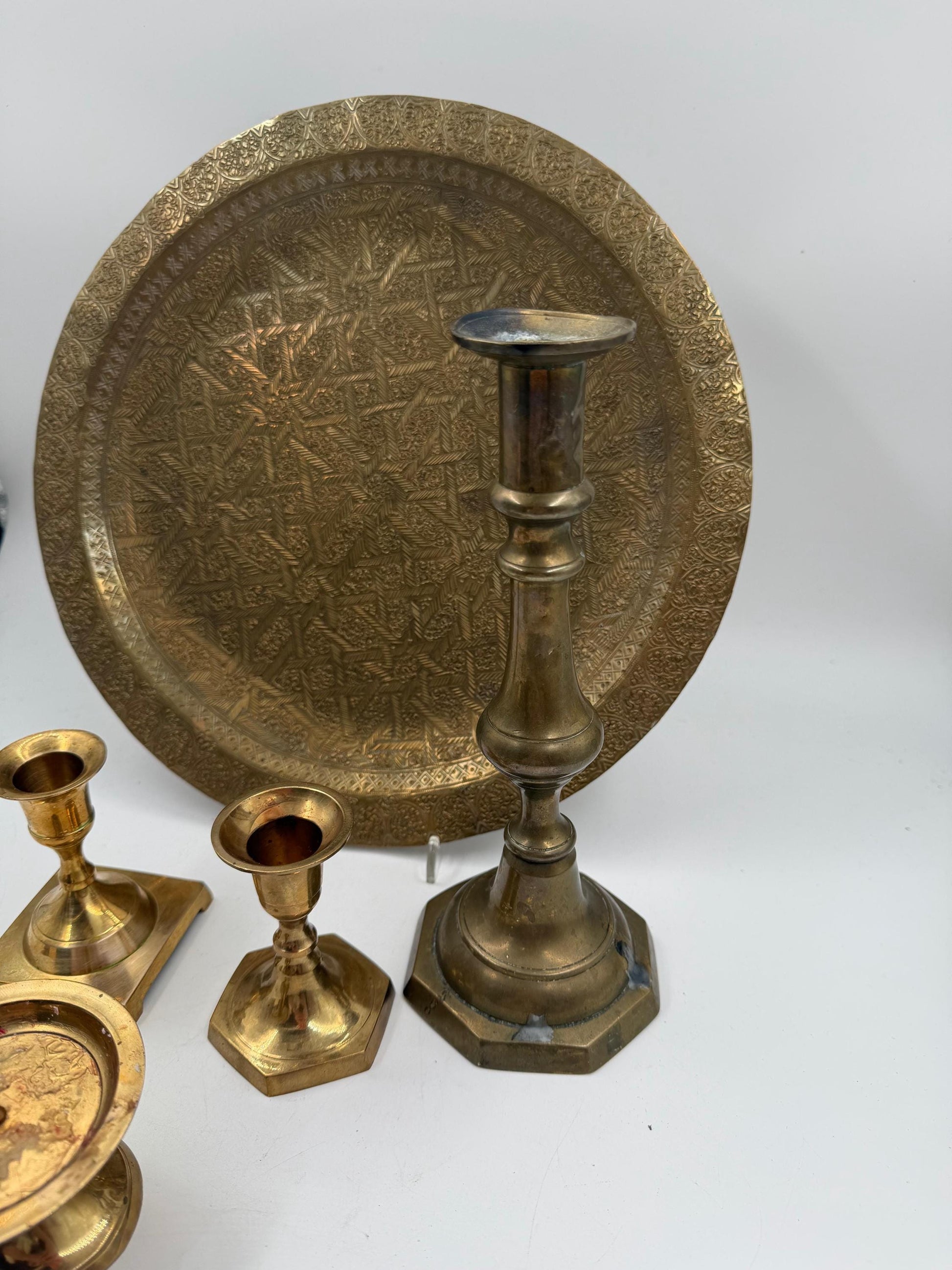 Vintage Kerzenhalter-Set mit graviertem Messingtablett
