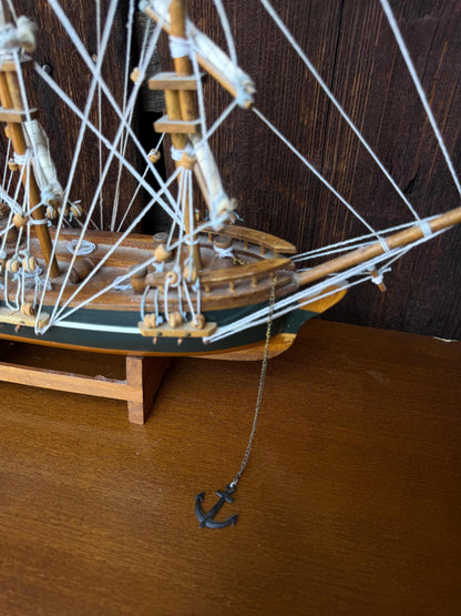 Vintage Modellschiff Dreimaster aus Hartholz, 32 cm
