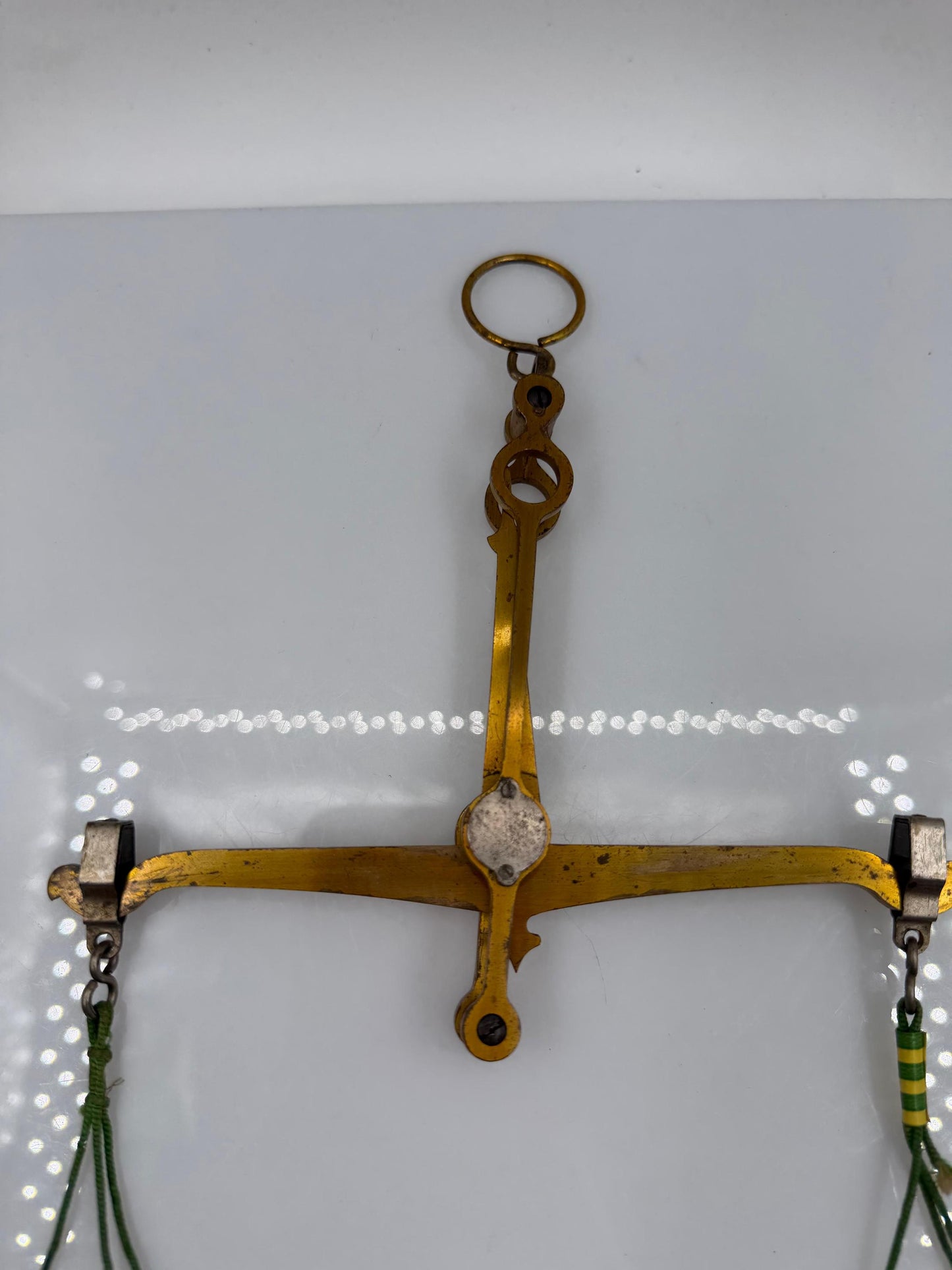 Vintage Apotheker-Waage aus Messing mit Kunststoffschalen