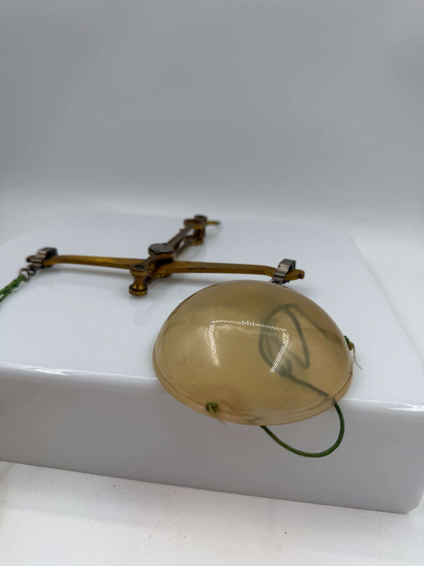 Vintage Apotheker-Waage aus Messing mit Kunststoffschalen
