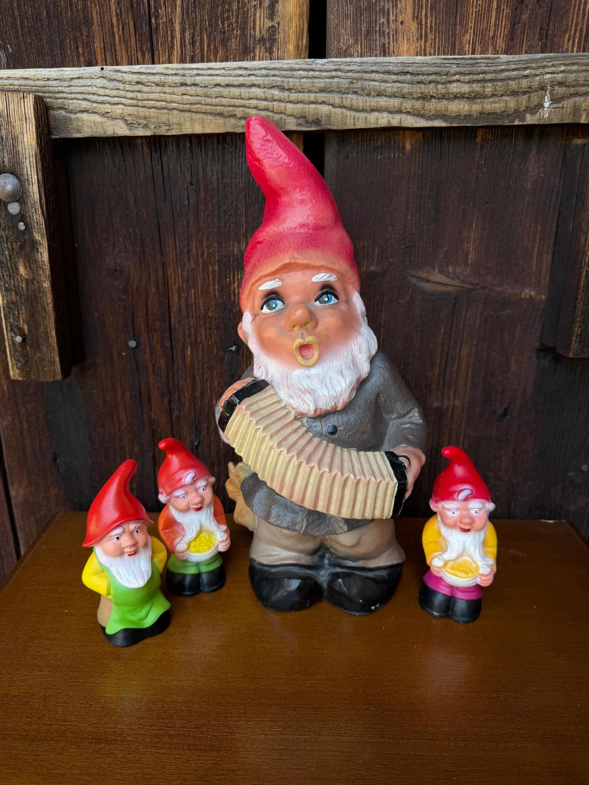 Set von 4 Vintage Gartenzwerge mit Akkordeonspieler, Kunststoff