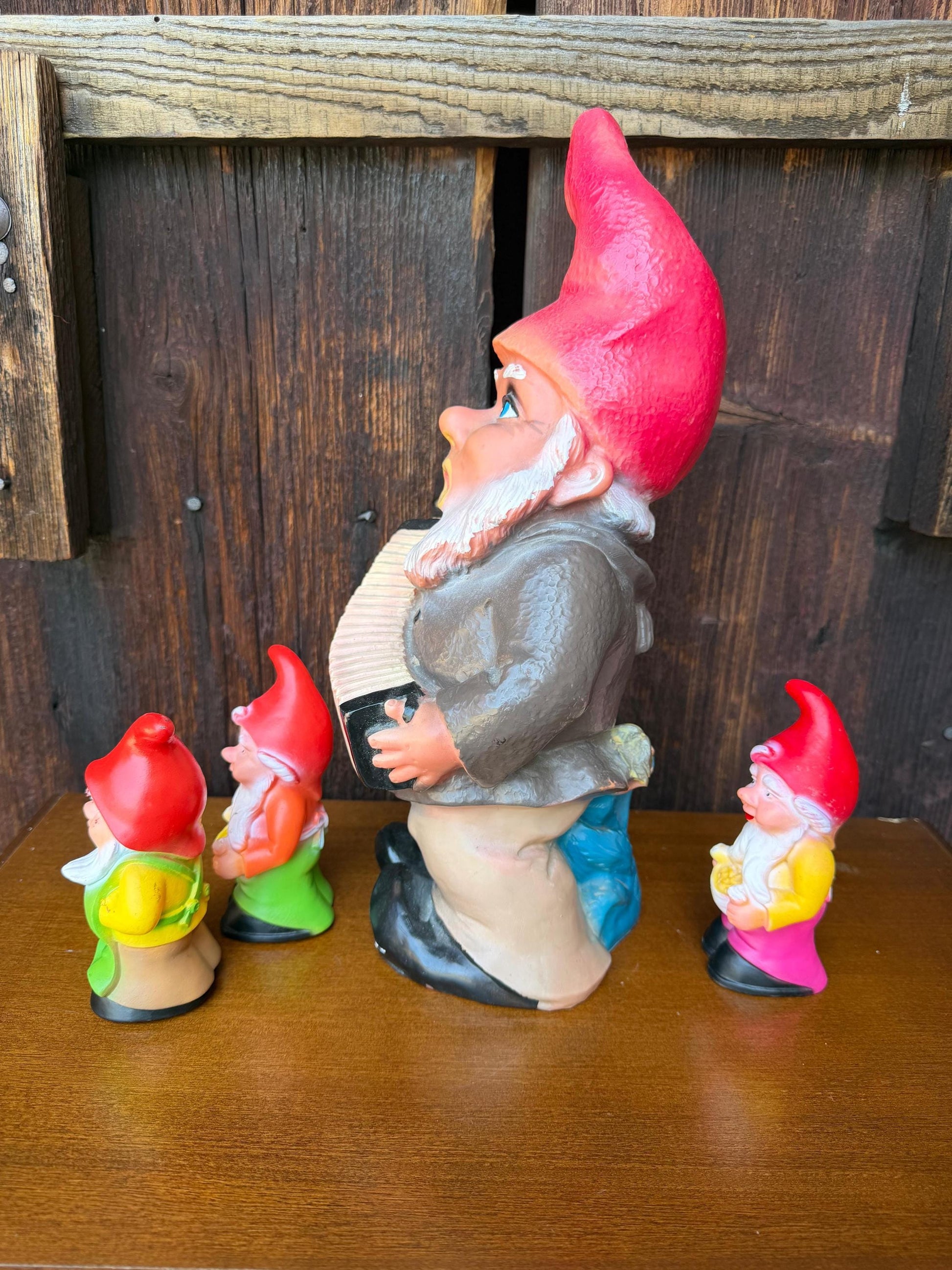 Set von 4 Vintage Gartenzwerge mit Akkordeonspieler, Kunststoff