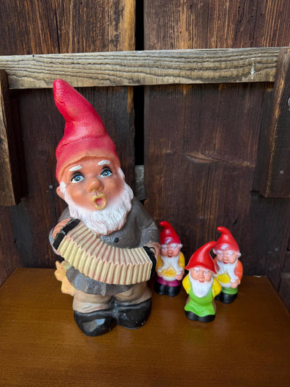 Set von 4 Vintage Gartenzwerge mit Akkordeonspieler, Kunststoff