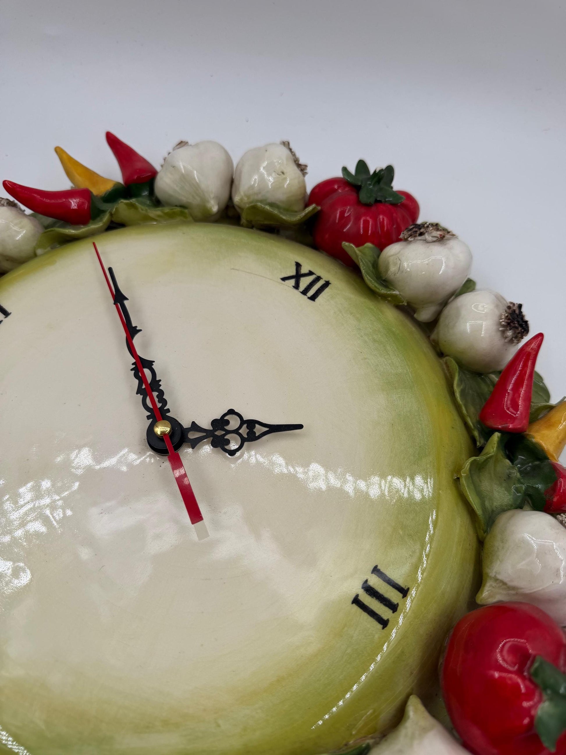 Vintage Keramik Wanduhr mit 3D-Gemüse Majolika Italien