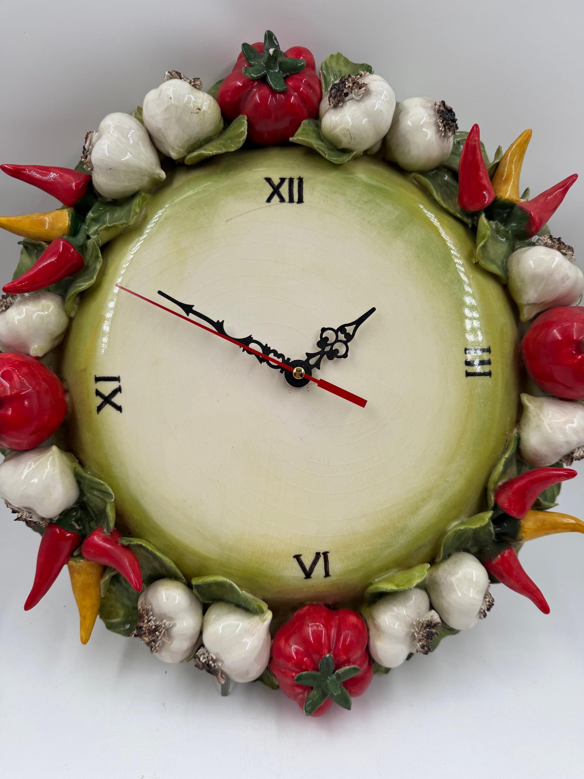Vintage Keramik Wanduhr mit 3D-Gemüse Majolika Italien