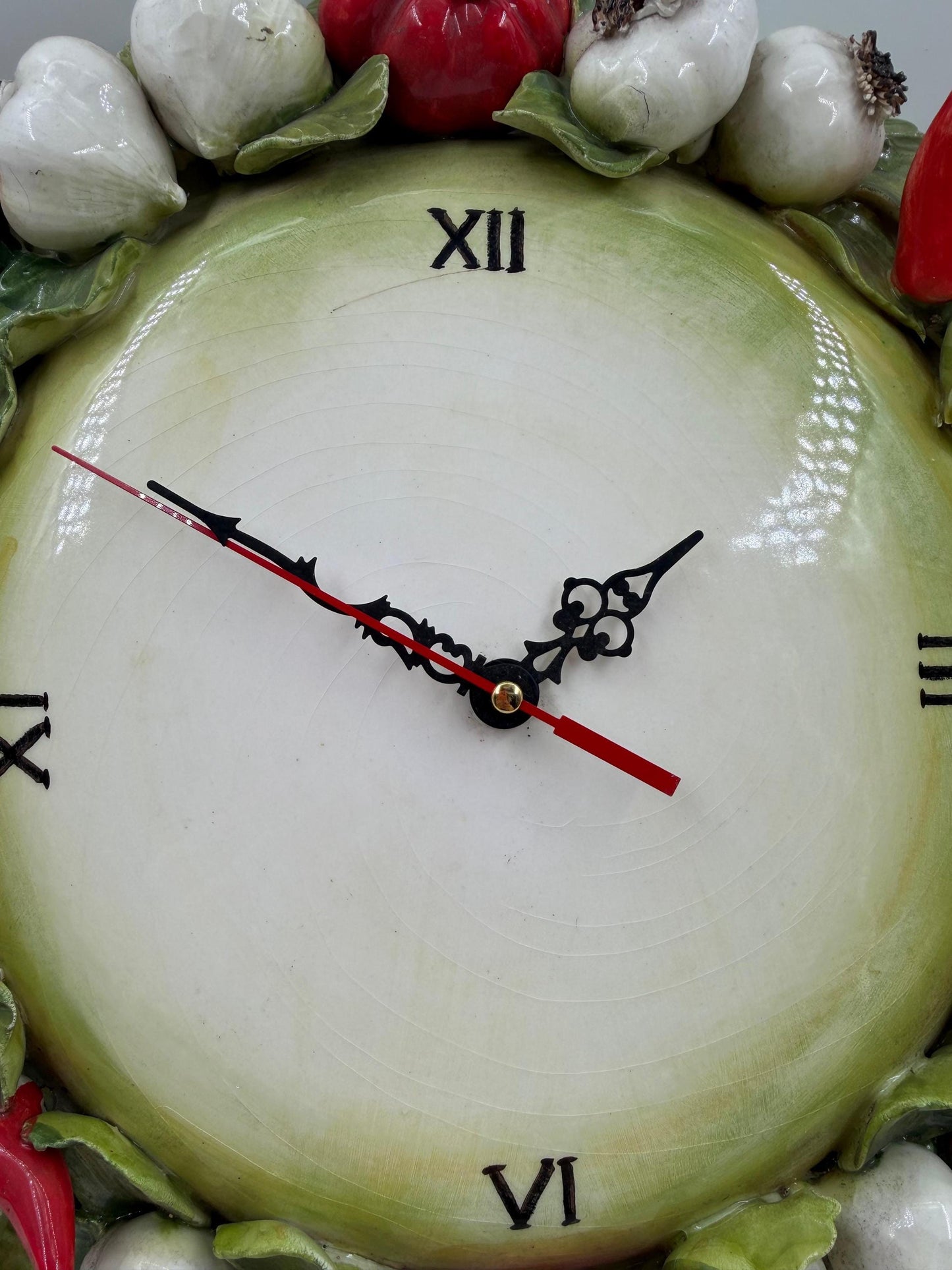 Vintage Keramik Wanduhr mit 3D-Gemüse Majolika Italien
