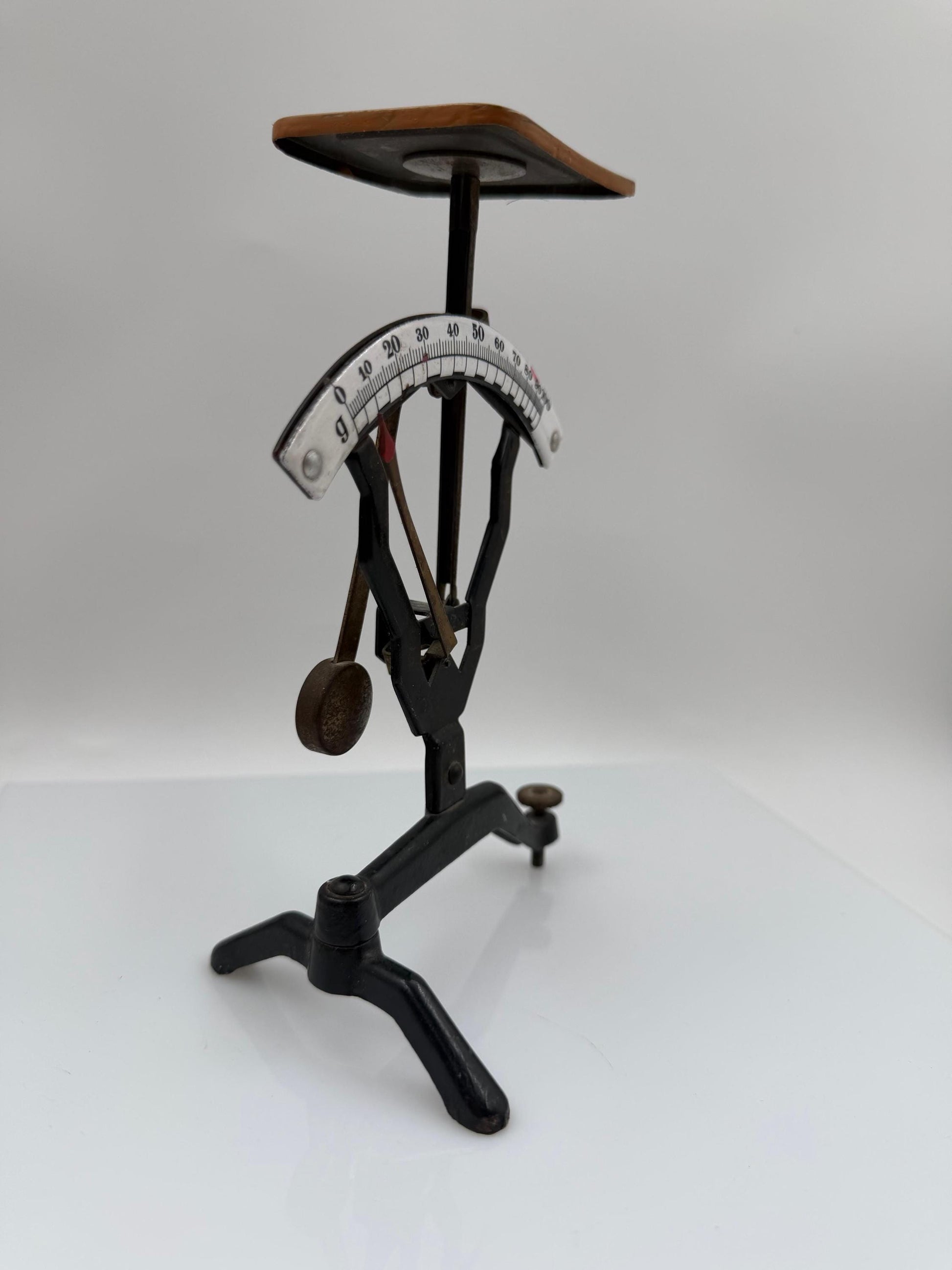 Vintage Briefwaage aus Gusseisen mit Zelluloid-Platte