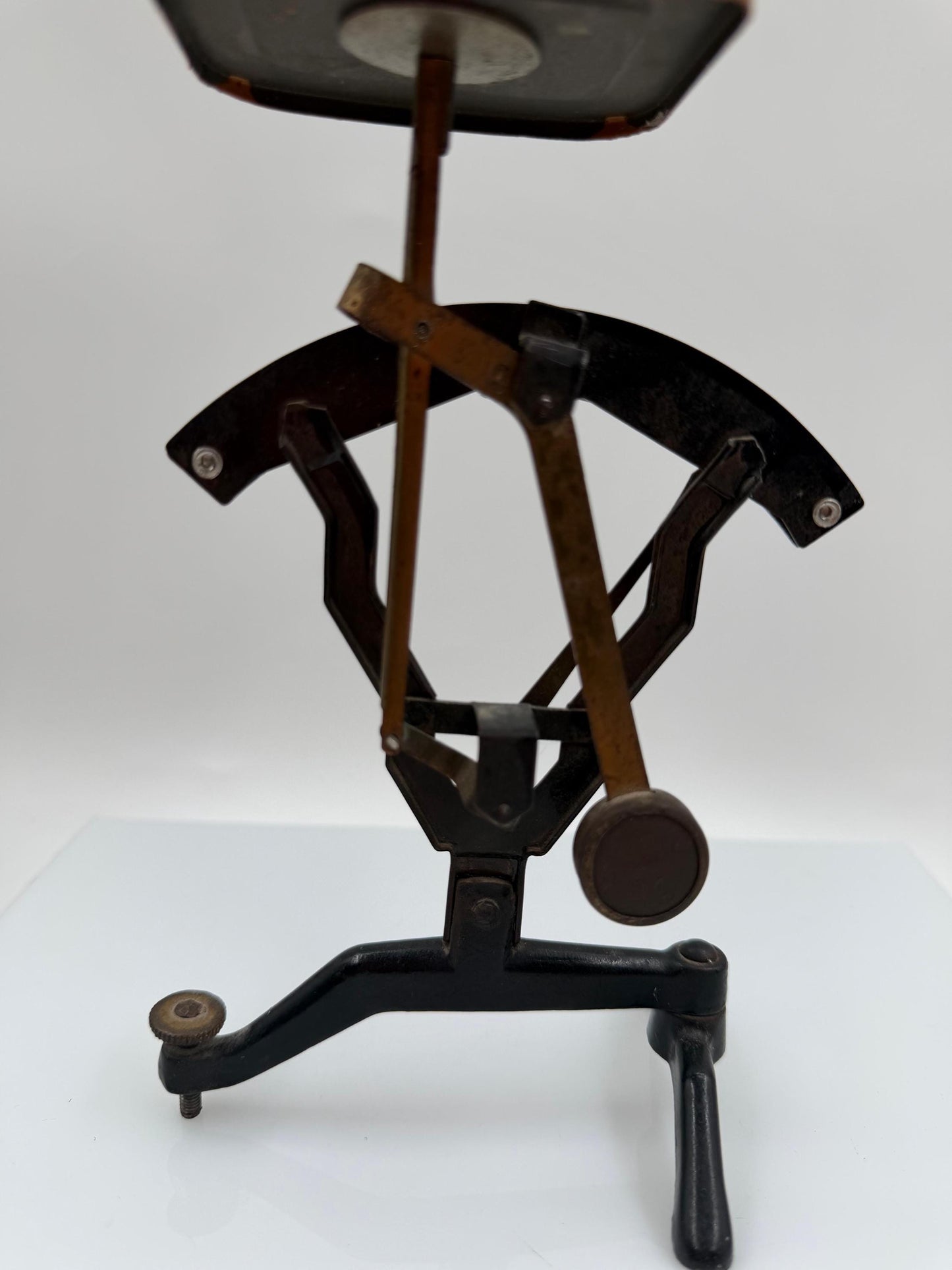 Vintage Briefwaage aus Gusseisen mit Zelluloid-Platte