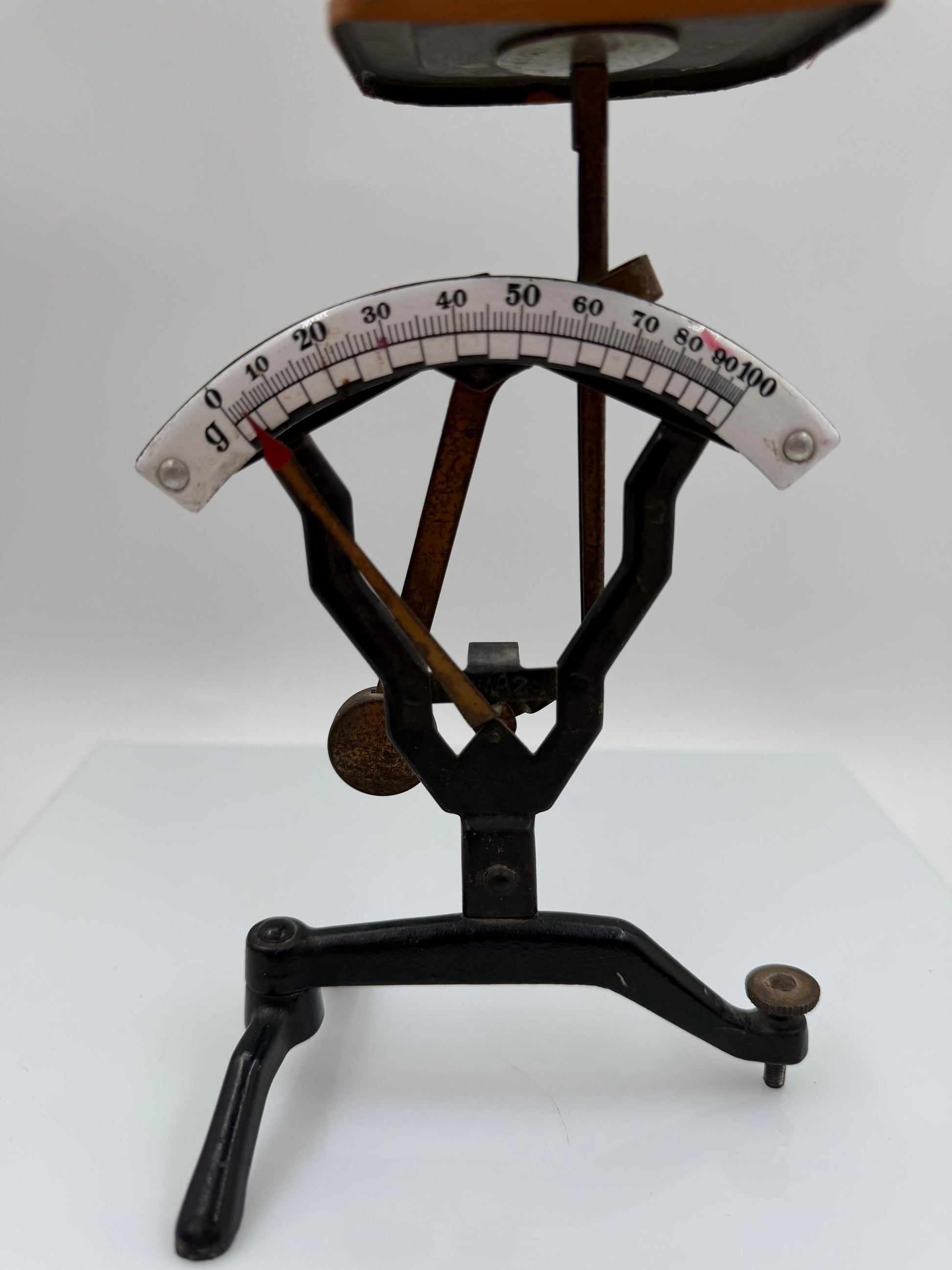 Vintage Briefwaage aus Gusseisen mit Zelluloid-Platte