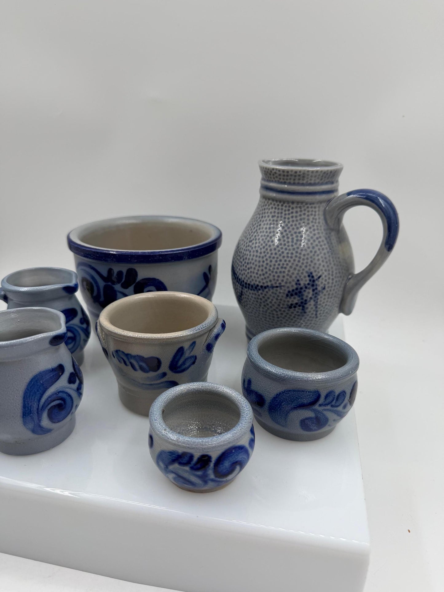 Set von 7 Vintage Steingut Krüge und Becher Folk Art grau-blau