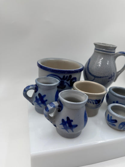 Set von 7 Vintage Steingut Krüge und Becher Folk Art grau-blau