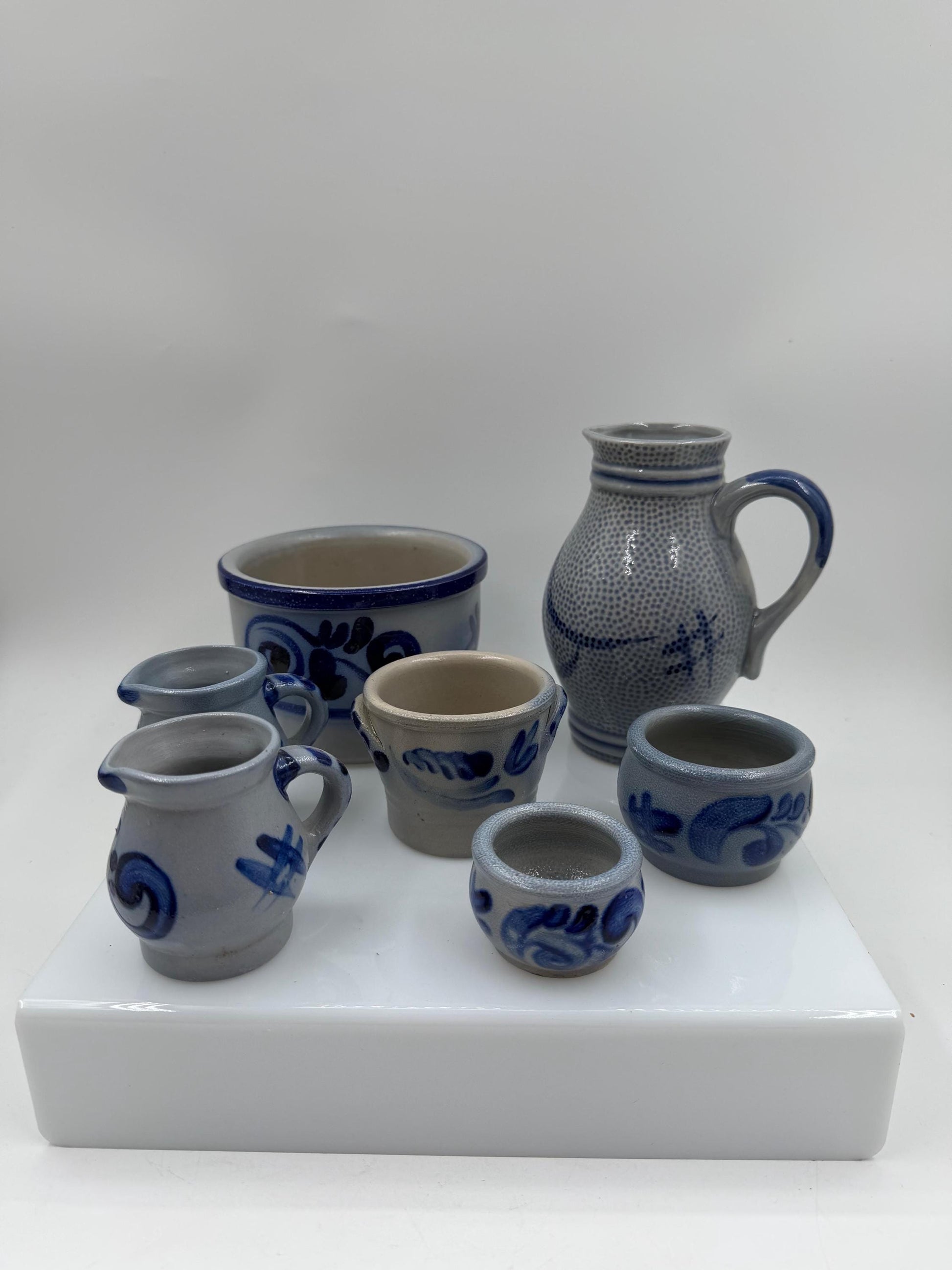 Set von 7 Vintage Steingut Krüge und Becher Folk Art grau-blau