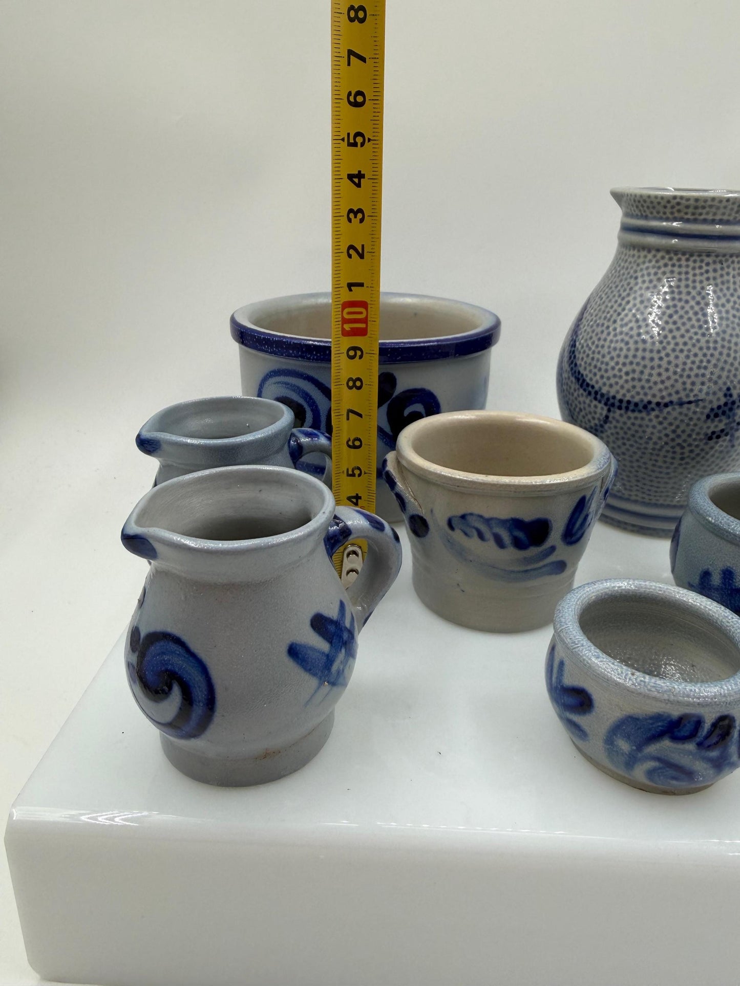 Set von 7 Vintage Steingut Krüge und Becher Folk Art grau-blau