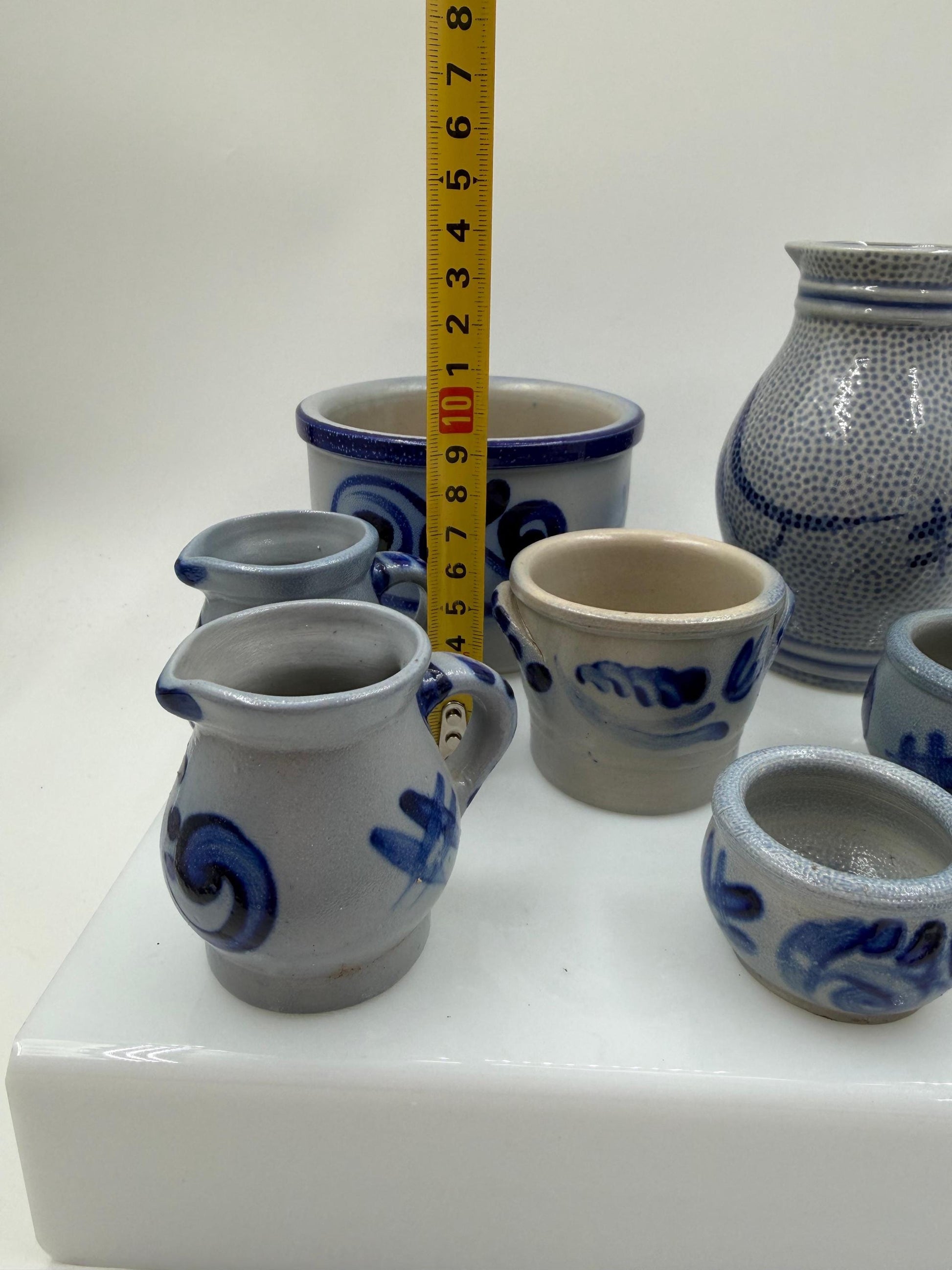 Set von 7 Vintage Steingut Krüge und Becher Folk Art grau-blau