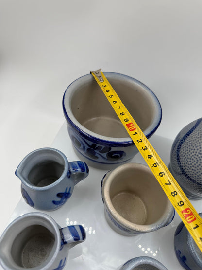 Set von 7 Vintage Steingut Krüge und Becher Folk Art grau-blau