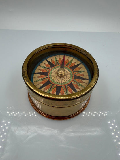 Vintage Messing Kompass mit bunter Windrose