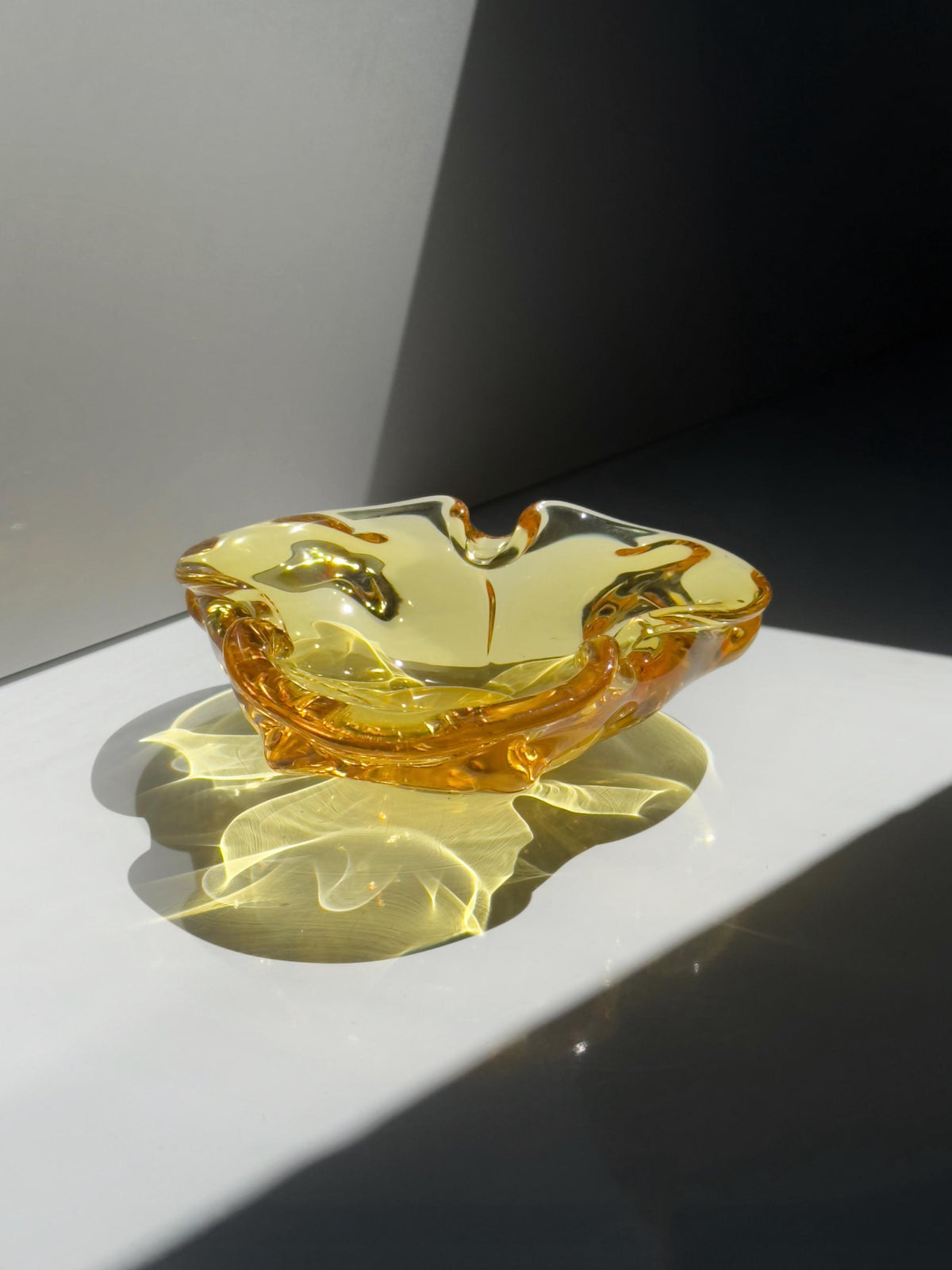 Vintage Glas-Aschenbecher in Gelb, Böhmen 1960er