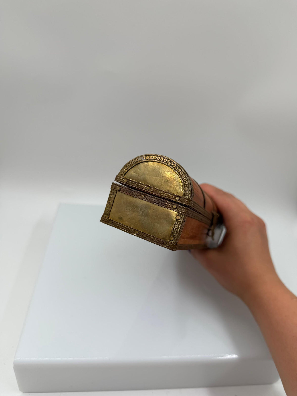 Vintage Schmuckschatulle Holz mit Messingbeschlägen, Halbrund-Deckel