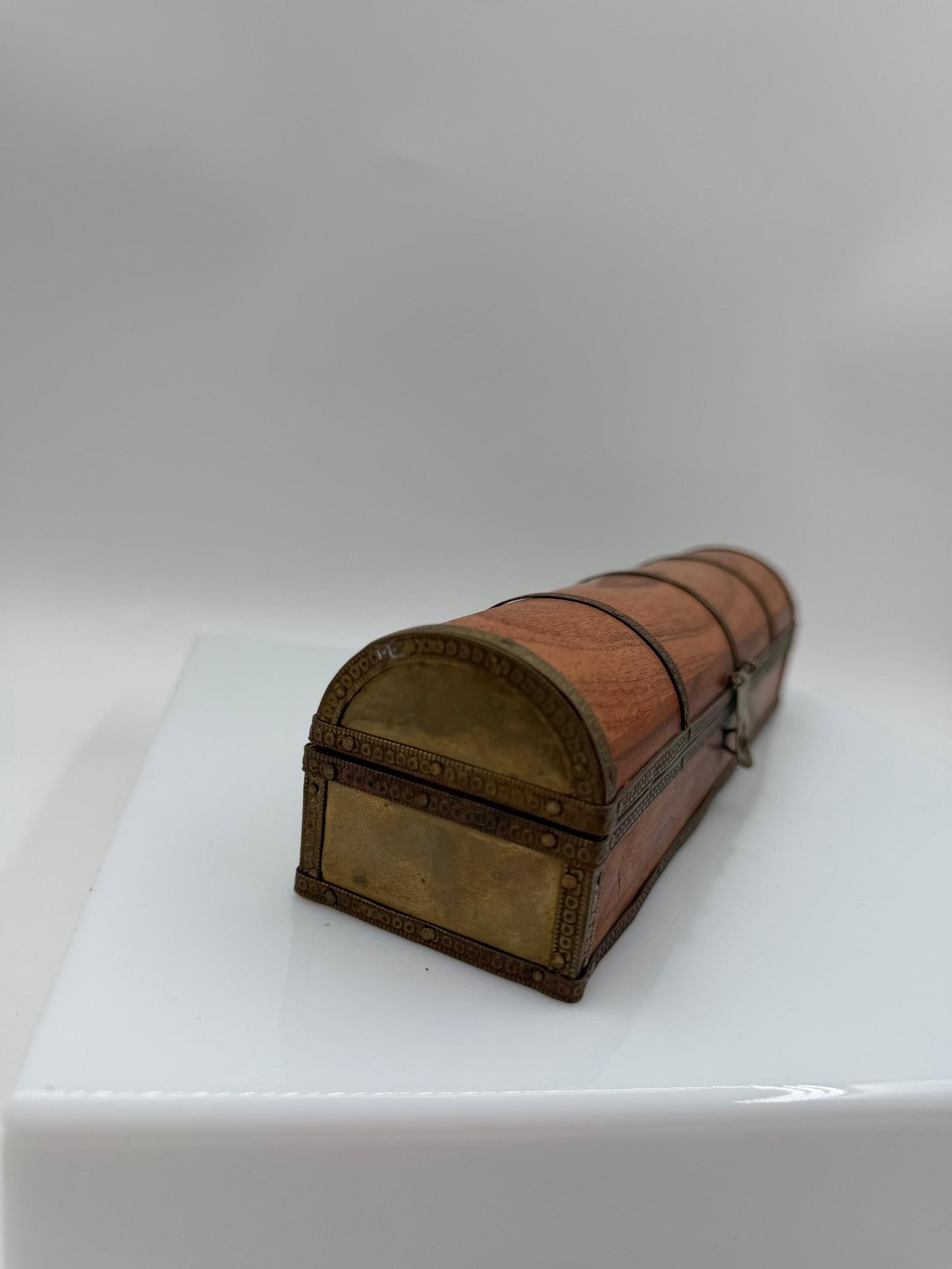 Vintage Schmuckschatulle Holz mit Messingbeschlägen, Halbrund-Deckel