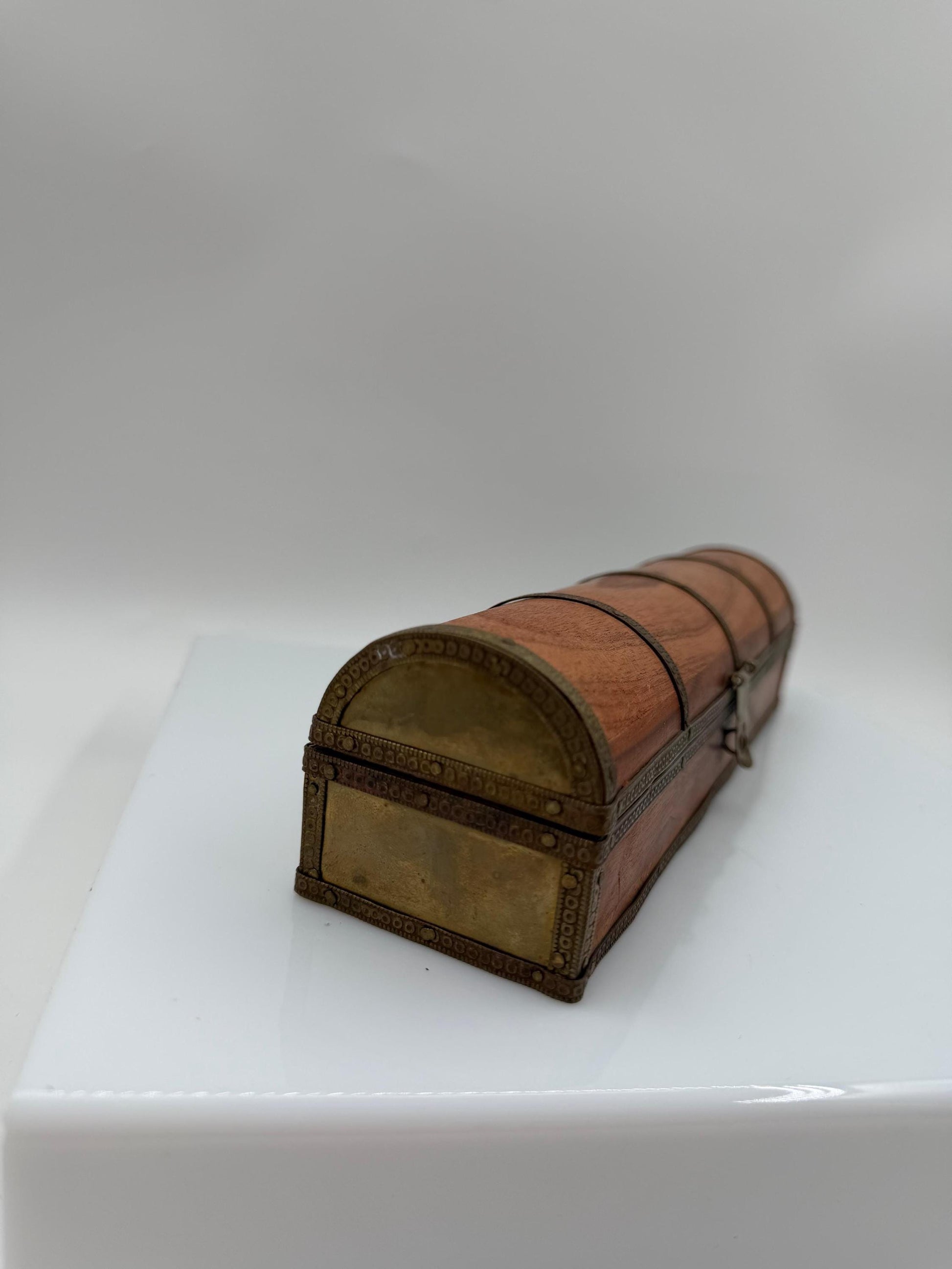 Vintage Schmuckschatulle Holz mit Messingbeschlägen, Halbrund-Deckel