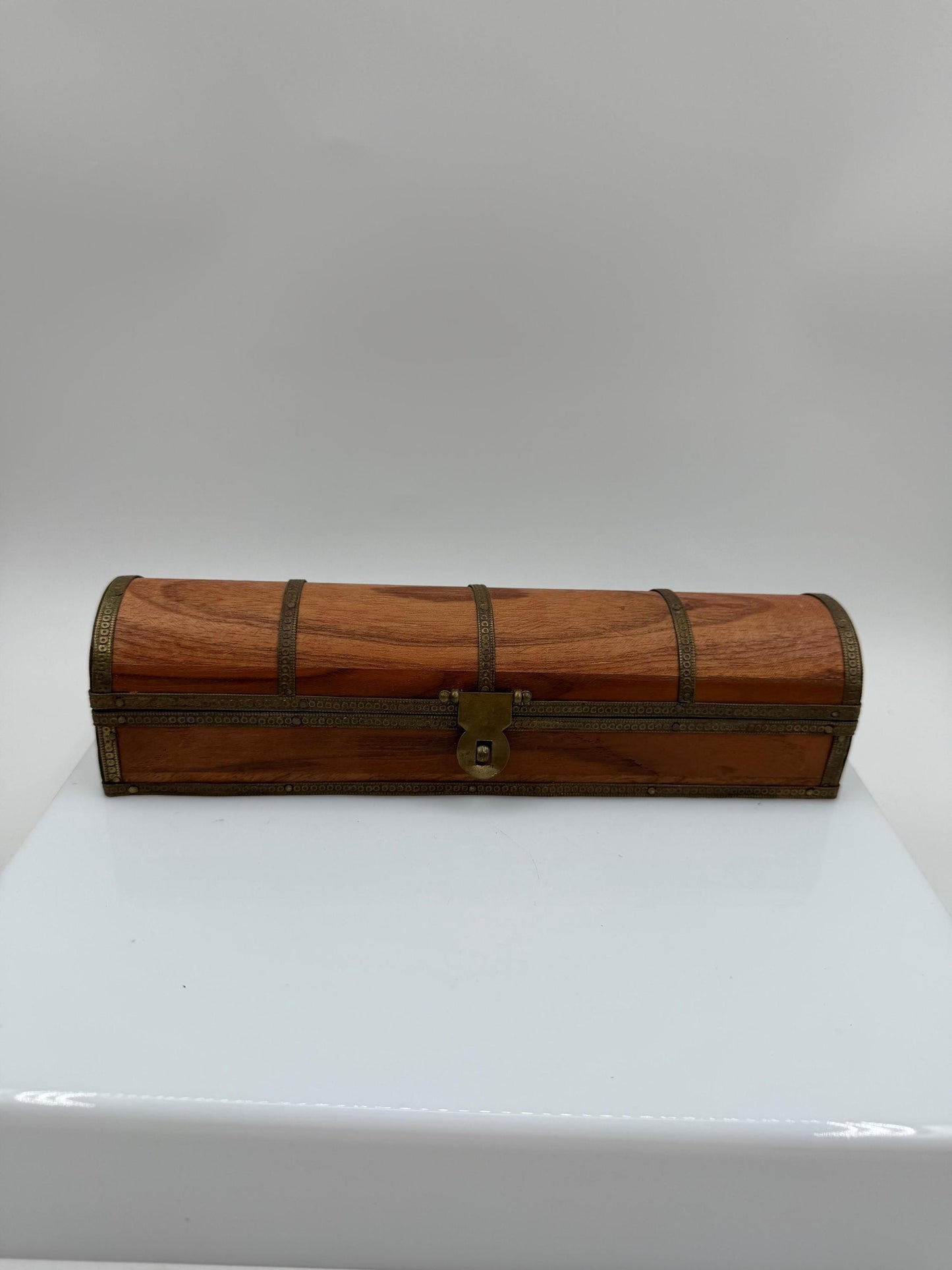 Vintage Schmuckschatulle Holz mit Messingbeschlägen, Halbrund-Deckel