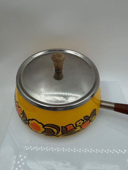 Vintage Emailletopf gelb mit Blumendekor, Holzgriff, 1970er